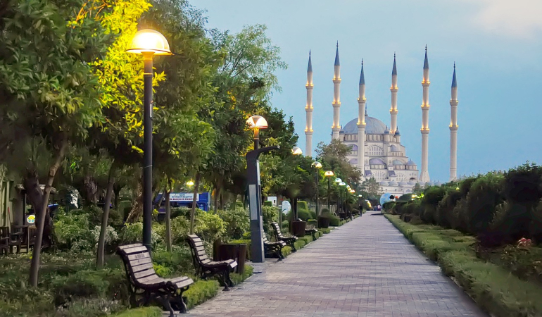 Adana'ya Seyahat Rehberi: Ulaşım ve Konaklama Tavsiyeleri