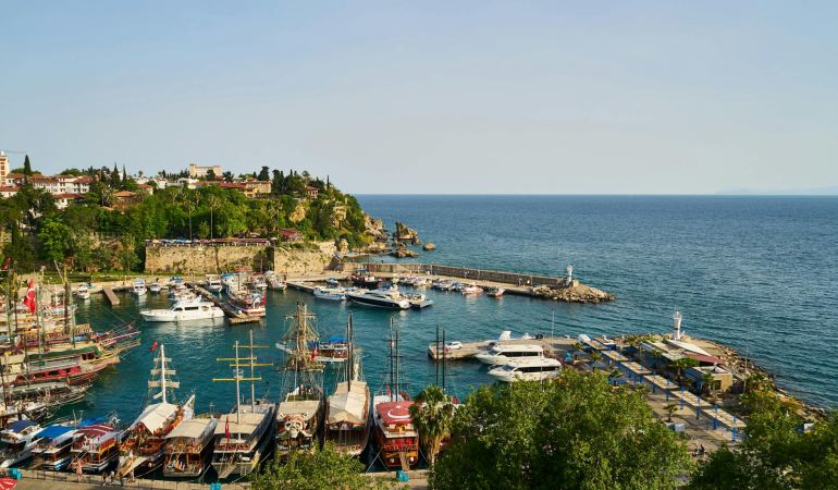 Çeşme'de Gezilecek Yerler: Plajlardan Tarihe Unutulmaz Bir Rehber