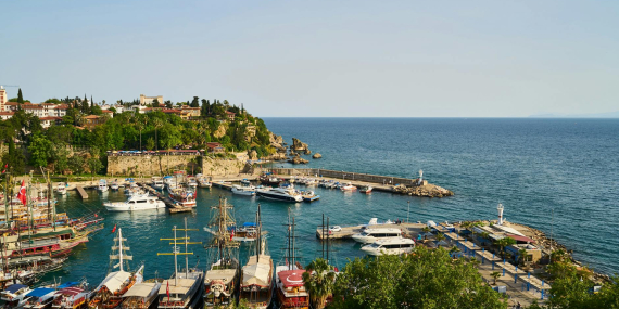 Çeşme’nin En Güzel Plajları ve Tarihi Mekanları: Tatilciler İçin Rehber